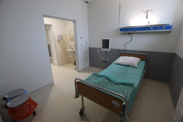Za pozostanie w pojedynczym pokoju wiele szpitali również wymaga uiszczenia dodatkowej opłaty.