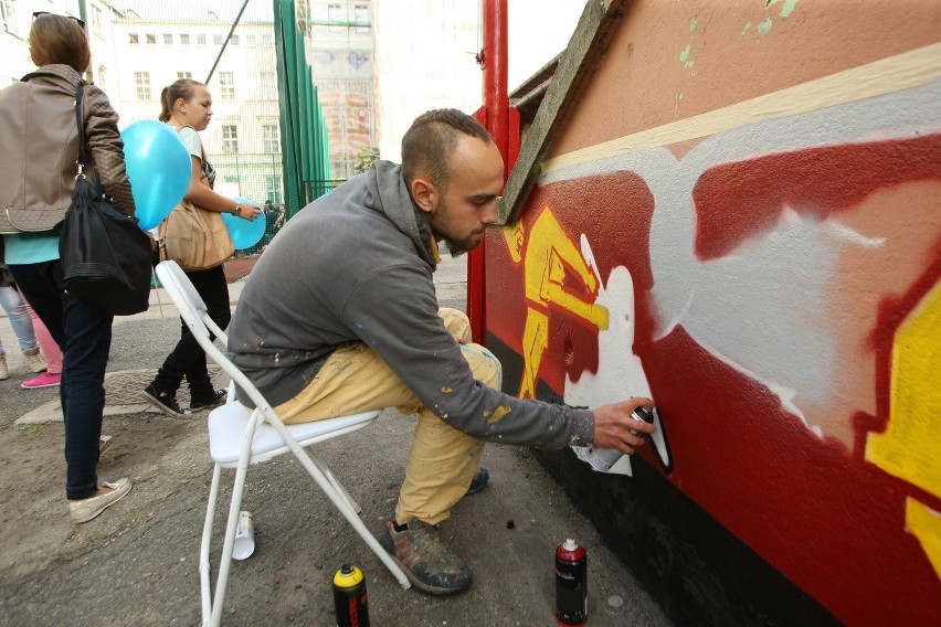 Uczniowie powiedzieli "STOP" mowie nienawiści i zamalowali nielegalne graffiti (ZDJĘCIA)