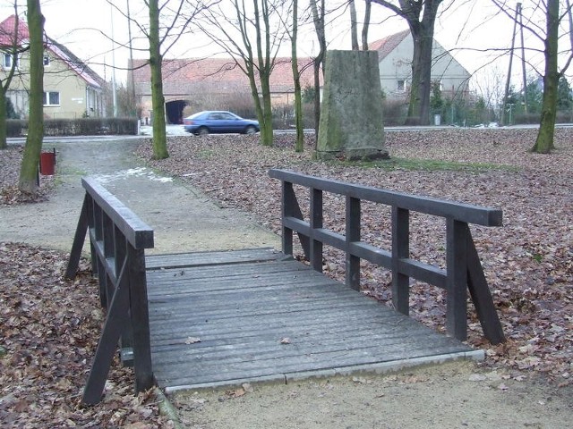 Park w Polkowicach Dolnych wymaga pielęgnacji. Stoją w nim pozostałości przedwojennego pomnika