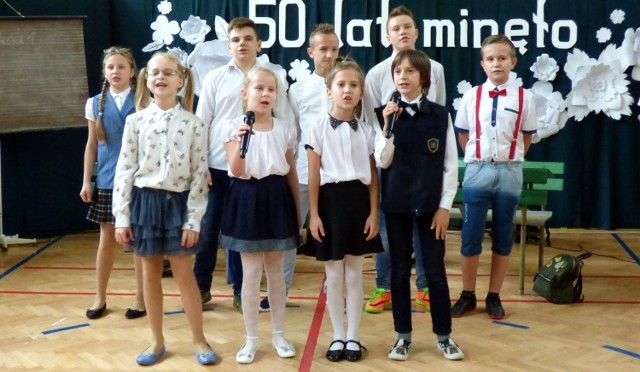 Nasza szkoła szóstkę ma! - śpiewali z pasją uczniowie podczas uroczystych obchodów jubileuszu 50-lecia Szkoły Podstawowej w Tuczępach.
