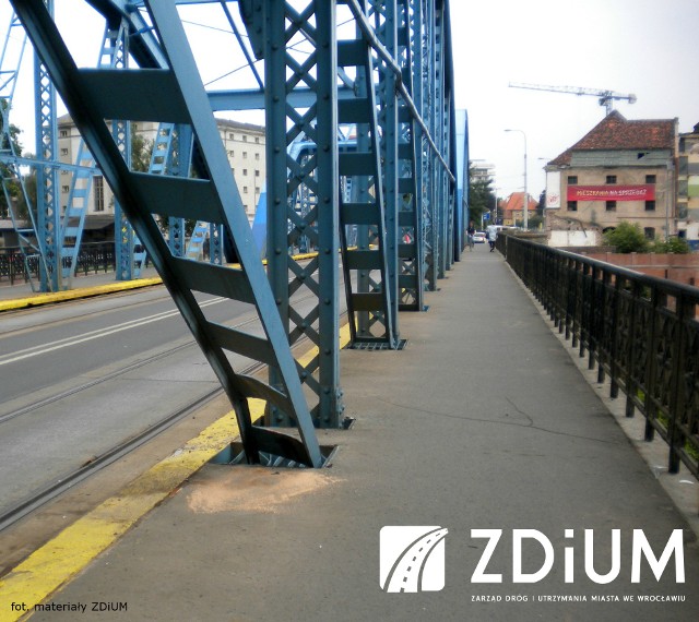 na moście Sikorskiego w trybie awaryjnym został wyłączony jeden kierunek ruchu tramwajowego - przejazd od Jana Pawła II do Księcia Witolda.