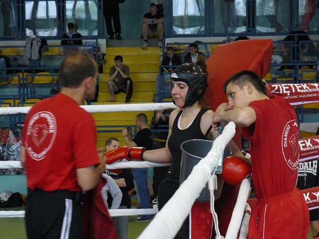 Nz. Iwona Nieroda w przewie pojedynku wraz z trenerem Jerzym Pilarzem i Kamilem Grodzkim.