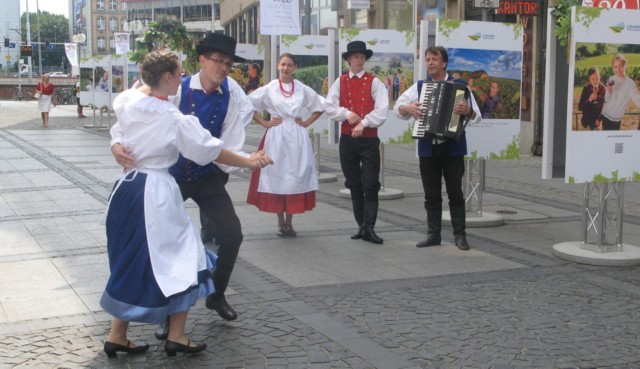 Wystawa lubuskich winnic we Wrocławiu. Do zatrzymania się przy zdjęciach zachęcał Lubuski Zespół Pieśni i Tańca.