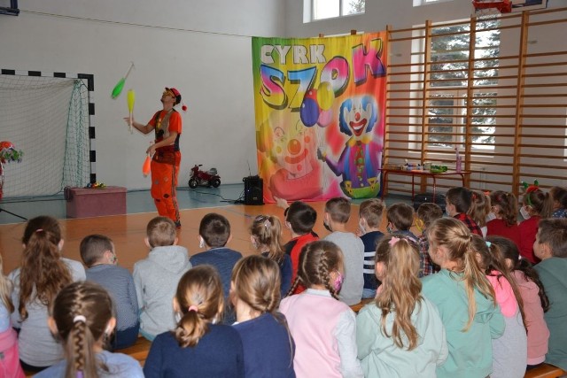 Wesoły klown rozśmieszał wszystkie dzieci, zapraszając do aktywnego uczestnictwa w wielu sztuczkach cyrkowych.