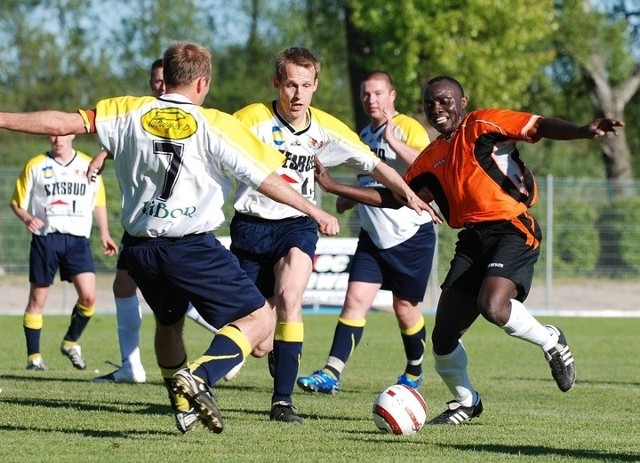 Moses Molongo (z prawej) zdobył trzy gole.