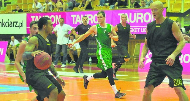 Nowy koszykarz Siarki Tarnobrzeg Brandon Brown (z piłką) zadebiutował w meczu z Legią