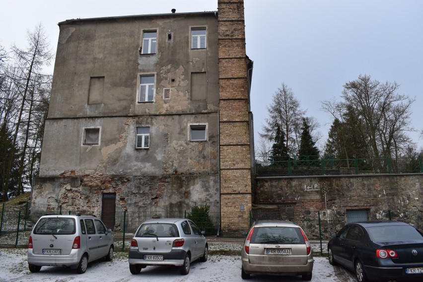 Ściana budynku szkoły w Bytnicy wygląda z roku na rok coraz...