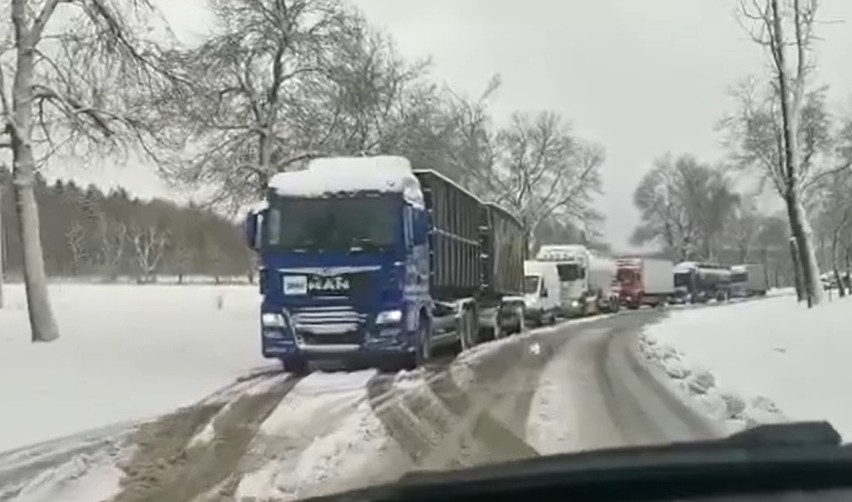 Drogi są tak zaśnieżone, że samochody ciężarowe nie są w...