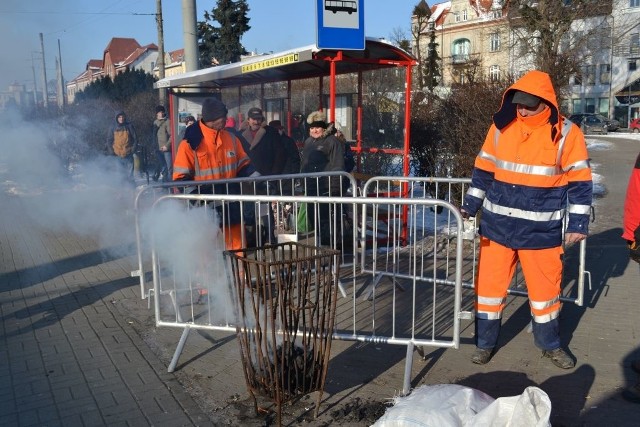 Dwa koksowniki stanęły przy al. 23 Stycznia. Trzeci - na Rybnym Rynku.