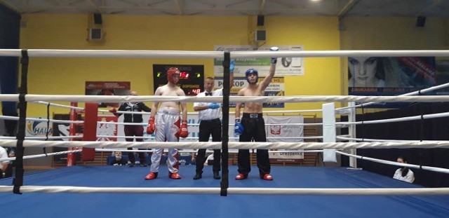 W Drezdenku odbyły się mistrzostwa Polski juniorów w kick boxingu, w formule full contact. Zawodnicy Kick Sport Radom pokazali się z bardzo dobrej strony i przywieźli trzy medale - jeden srebrny i dwa brązowe. Piotr Glegoła został wicemistrzem kraju w wadze do 81 kilogramów. W wadze 54 kg Maksymilian Puchaczewski zajął trzecie miejsce. Również brąz przypadł Łukaszowi Beniszowi (60 kg). W tych mistrzostwach ważne były nie tylko medale, ale również zdobycie cennego doświadczenia, bo Radom reprezentowali bardzo młodzi zawodnicy.====== >>> Zobacz kolejne zdjęcia z mistrzostw 