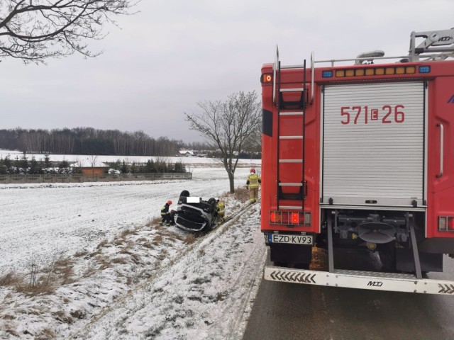 Do wypadku doszło w środę, 27 stycznia, przed godz. 10. Straż pożarna została wezwana do gminy Zapolice, gdzie samochód wpadł do rowu.CZYTAJ DALEJ >>>>...