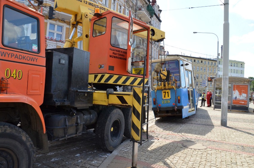 Wrocław: Przy Dworcu Nadodrze wykoleił się tramwaj (FOTO)