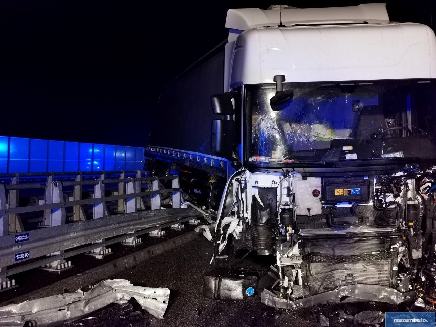 Nieprawdopodobna tragedia. Pracownik pomocy drogowej również wpadł w szczelinę po wypadku na autostradzie A1 [zdjęcia]