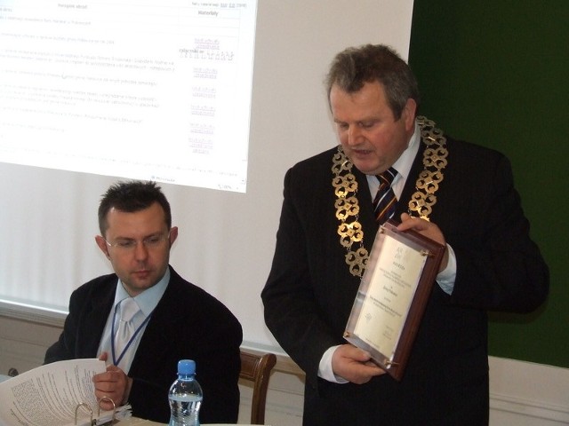 Podczas ostatniego posiedzenia rady gminy przyznanym Polkowicom wyróżnieniem pochwalił się przewodniczący rady Stefan Ciżmar (po prawej)