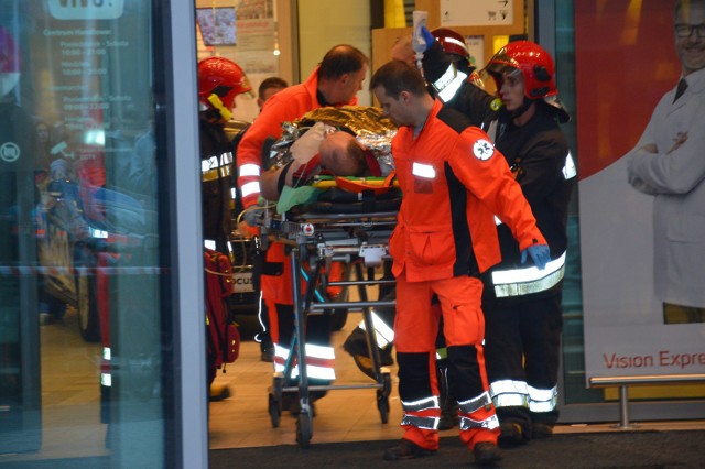 Atak nożownika w centrum handlowym w Stalowej Woli. Poszkodowanych zostało 9 osób, jedna z nich zmarła