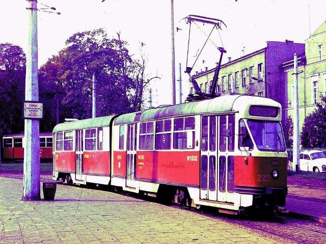Osiemsetrójka o numerze 222 w czasach swojej świetności - na prestiżowej wtedy linii tramwajowej nr 8.