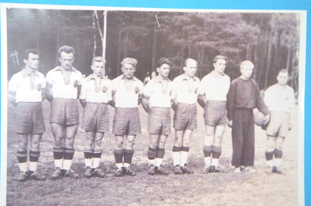 Ekipa Błękitnych Dobiegniew z lat 50. Drugi od lewej to dziś 88-letni Czesław Kutnik, naj-starszy aktualnie żyjący gracz.