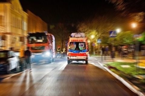 Nie wiadomo, jak długo po dachu kamienicy przy ul. Skłodowskiej-Curie biegał w środę półnagi mężczyzna, ale ok. godz. 21 zauważył go jeden z pobliskich mieszkańców. W obawie, że mężczyzna może spaść, zadzwonił po służby.Czytaj więcej na następnej stronie