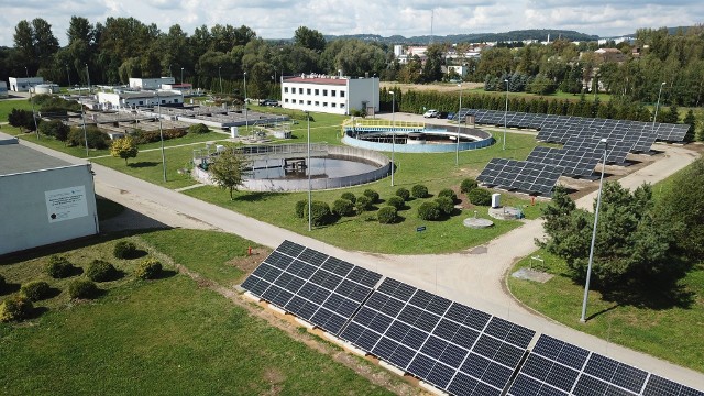 Wybudowano minielektrownie w krzeszowickiej spółce Wodociągi i Kanalizacja - spotkanie podczas końcowych odbiorów