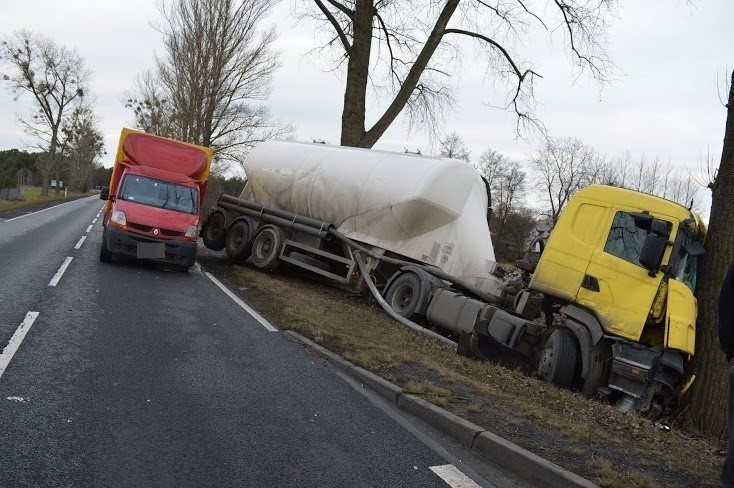 Zderzenie cysterny z samochodem dostawczym w Wistce Królewskiej k. Włocławka [zdjęcia]