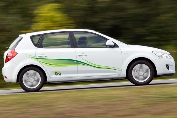 Samochody Kia cee'd ISG dostępne są z silnikami benzynowymi o pojemności 1,4 oraz 1,6 litra w całej gamie nadwoziowej: pięciodrzwiowy hatchback, pięciodrzwiowy sporty wagon oraz trzydrzwiowy pro_ceed.