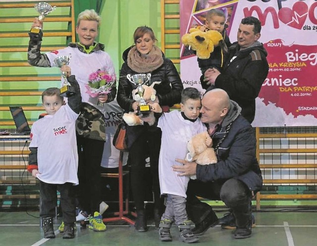 Natalia Lińczowska po biegu oraz  chłopcy z rodzinami