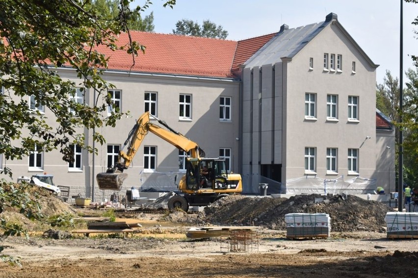 Oświęcim. Docelowa siedziba Muzeum Pamięci prawie gotowa. Na przełomie roku wprowadzka, oficjalne otwarcie w kwietniu 2022 r. [ZDJĘCIA]