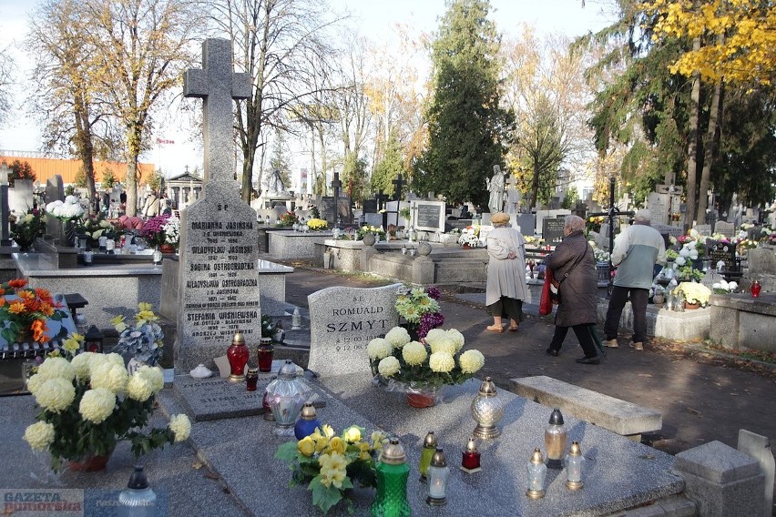 Dzień Zaduszny na cmentarzu przy al. Chopina we Włocławku.