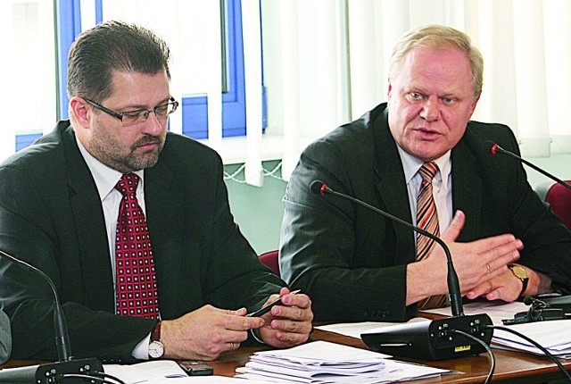 Prezydenci Jerzy Brzeziński i Marcin Sroczyński nie dość, że mają na głowie prokuratorskie zarzuty, to w dodatku do ofensywy przeciw nim przystąpili chcący ich odwołać radni