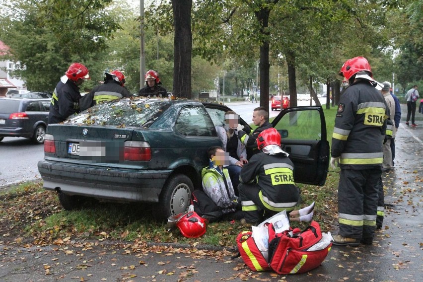 Wypadek na Zachodniej. BMW uderzyło w drzewo 