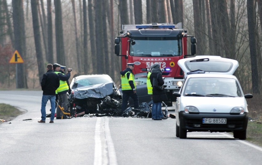 Koło Gorzupi zderzyły się volkswagen z audi. Zginęły...