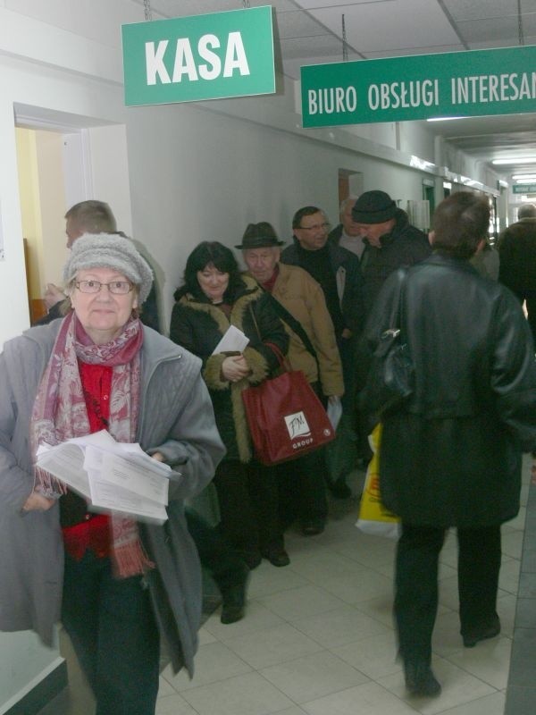 Kasa w Urzędzie Miasta w Skarżysku przeżywa oblężenie. Setki osób przychodzą zapłacić tam podatek, choć można gdzie indziej. 