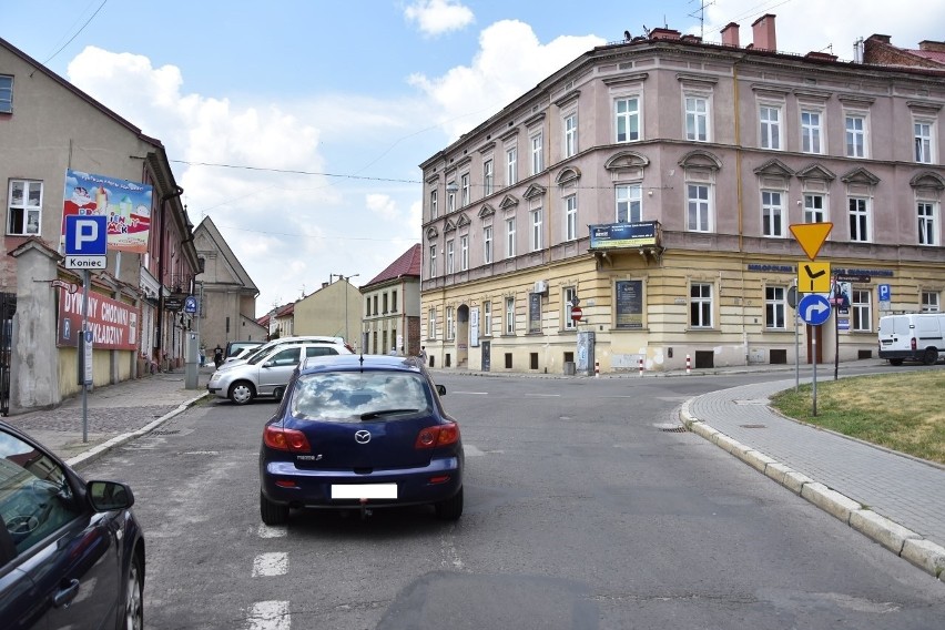 Tarnów. Mistrzów parkowania w centrum miasta ciągle przybywa [ZDJĘCIA]