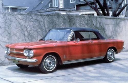 Fot. Chevrolet: Model Corvair z 1960 r. z silnikiem z tyłu...