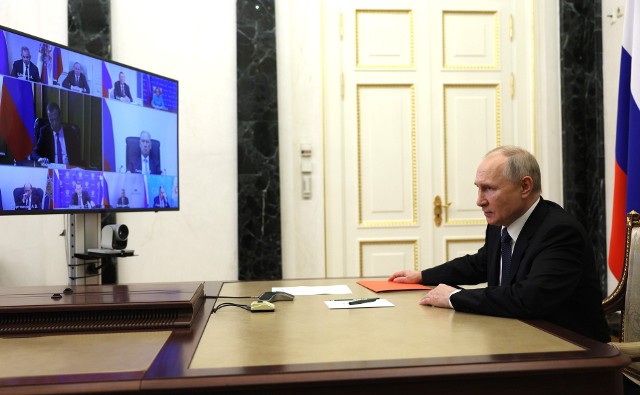 Choć pandemia już dawno minęła, Putin wciąż często kontaktuje się ze współpracownikami online.