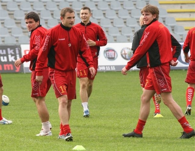Piłkarze Korony w czwartek trenowali na głównej płycie Areny Kielc. (Fot. Sławomir Stachura)