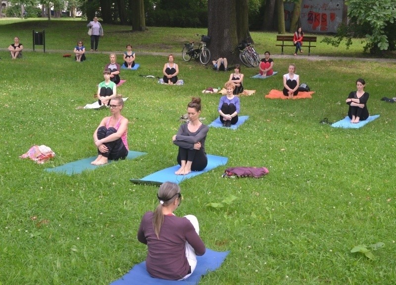 Yoga w parku Źródliska [zdjęcia]