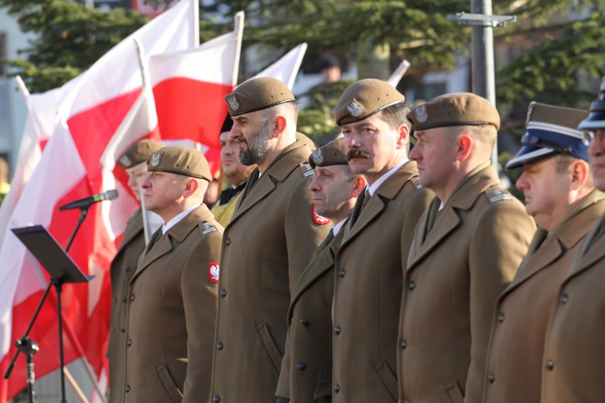 Na Placu Bartosza Głowackiego w Tarnobrzegu  „Terytorialsi” wypowiedzieli rotę przysięgi wojskowej. Było bardzo uroczyście (duzo zdjęć)