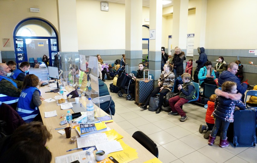 Lubelskie. Jak przebiega obsługa uchodźców na dworcu PKP w Lublinie? „Wolontariuszom takim jak ja odechciewa się tam przychodzić”