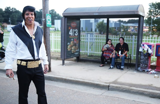 Do Memphis w stanie Tennessee przybywają fani zmarłego króla. Wielu nawet wierzy, że Elvis Presley wciąż żyje.