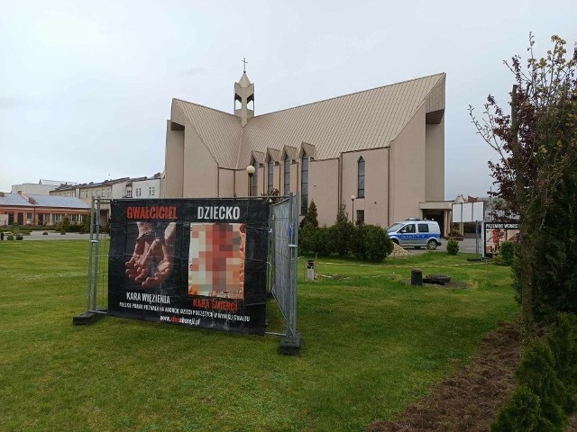 Przed kościołem św. Faustyny w Koninie pojawiły się antyaborcyjne banery, a na nich wyjątkowo drastyczne zdjęcia.