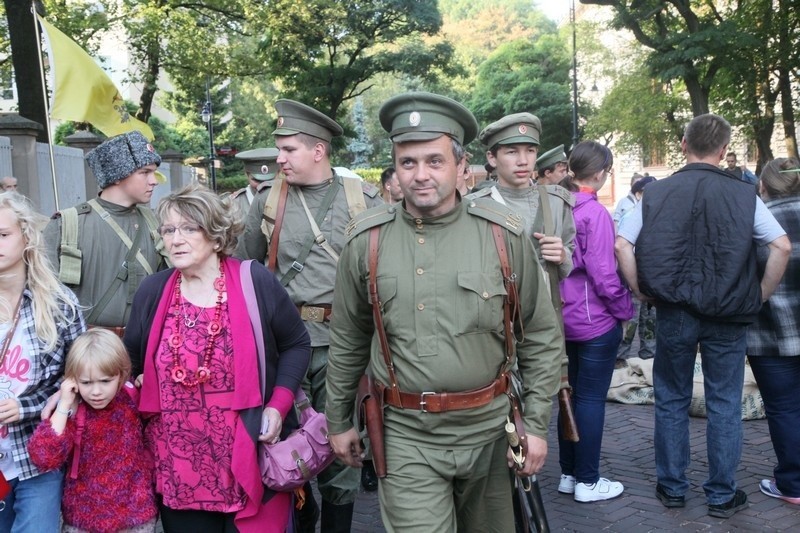 Piknik historyczny przed łódzką katedrą [zdjęcia]