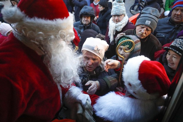 Na Rynku w Rzeszowie odbyło się spotkanie wigilijne dla mieszkańców miasta. Był Mikołaj, prezenty i wigilijne potrawy. WIDEO: Filetowanie karpia i lepienie uszek, czyli wigilijne triki kuchenne
