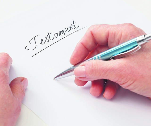 Własnoręczny zapis testamentowy, opatrzony podpisem i datą, a jeszcze lepiej testament sporządzony w obecności notariusza, znakomicie ułatwia sądowe przeprowadzenie spadku