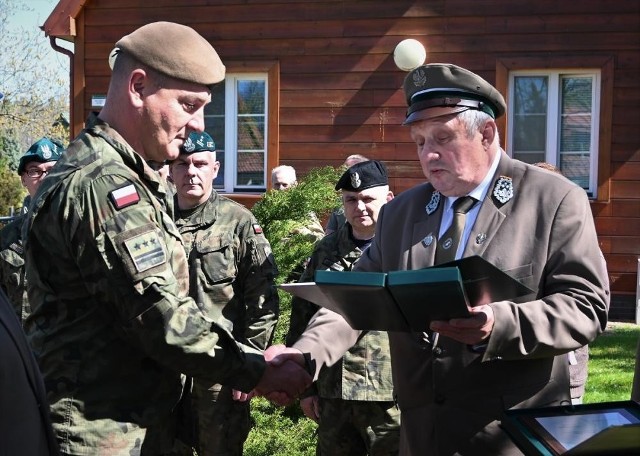 Kordelas Leśnika Polskiego otrzymał Pułkownik Sławomir KOCANOWSKI Dowódca 1. Podlaskiej Brygady Obrony Terytorialnej