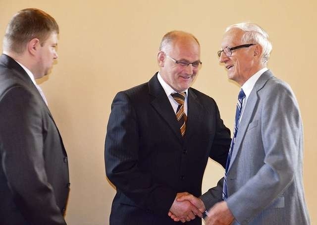 Franciszek Kuczka (pierwszy z prawej) odebrał gratulacje od kolegów z rady miejskiej