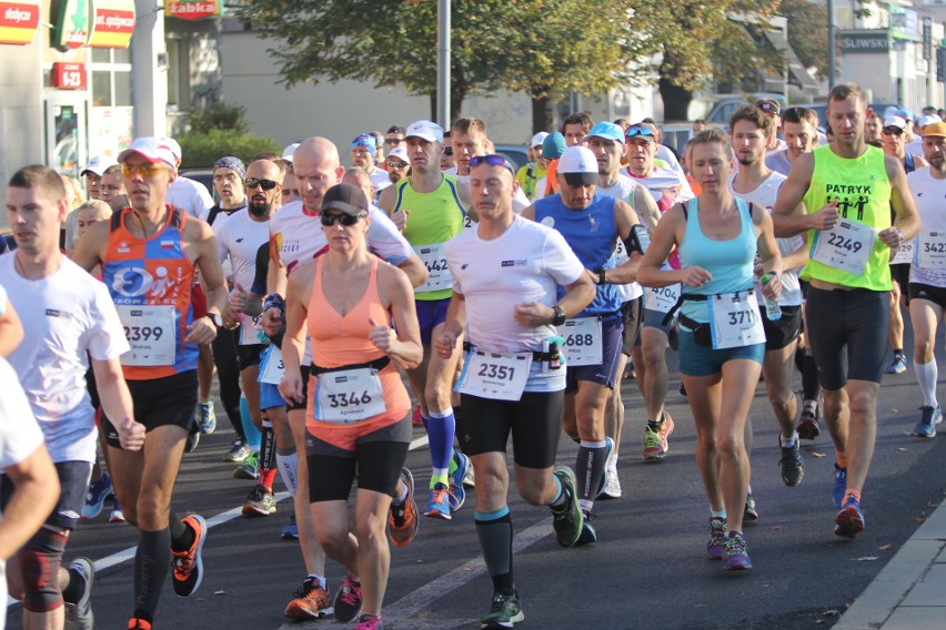 Zdjęcia z maratonu w Poznaniu 2018 - biegacze na pierwszym...