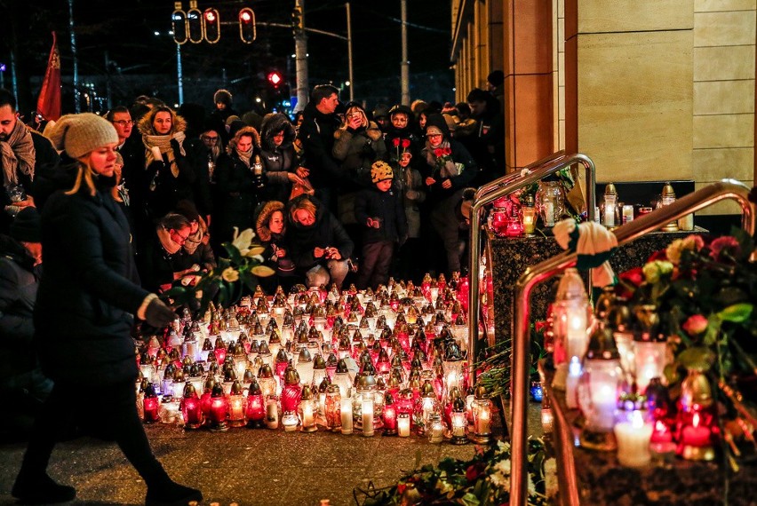 Znicze na ulicy Bogusławskiego, w miejscu gdzie stała scena. To tu został zaatakowany Paweł Adamowicz [ZDJĘCIA]