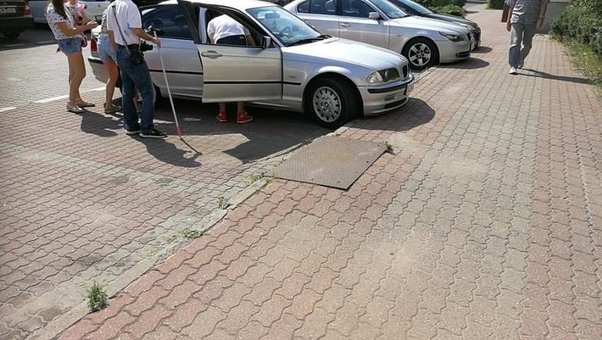 Dziecko zatrzaśnięte w nagrzanym samochodzie we Włocławku! Kontrolerzy wybili szybę