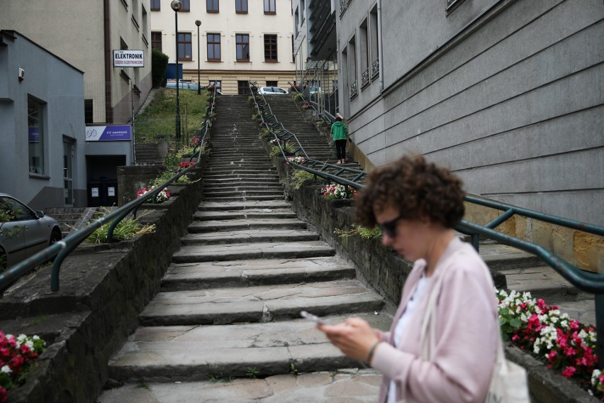 Kraków. Zniszczone schody w Podgórzu miały być czerwone jak cegła. Konserwator chce konsultacji